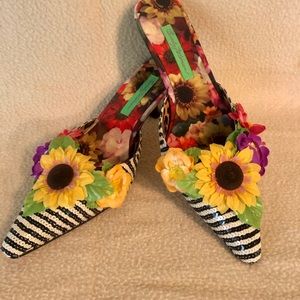 BEVERLY FELDMAN PUMPS